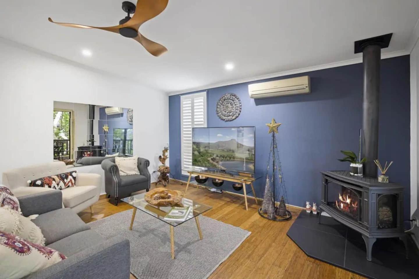 View Retreat Only 7 Minutes To Terrigal * Kincumber